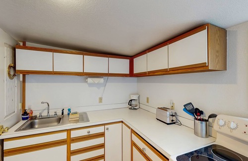 Gold Beach Apartment | Cozy studio with partial ocean views and enclosed yard - dogs welcome
