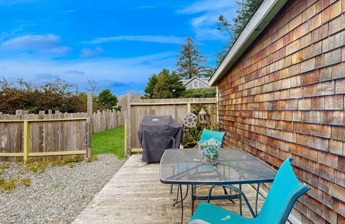 Gold Beach Apartment | Cozy studio with partial ocean views and enclosed yard - dogs welcome