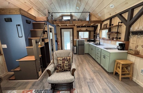 Brevard Cabin | Cozy tiny cabin with Loft 10 minutes from DuPont State Park