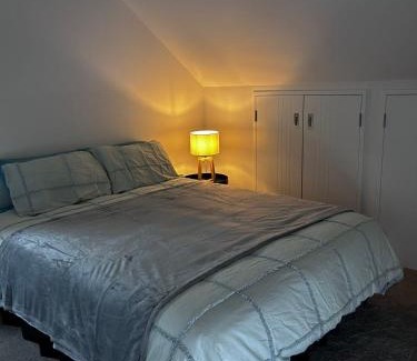 Auckland Bed & Breakfast | Cozy Top-Floor Stay with Private Bathrooms & Free Parking