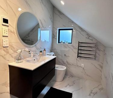 Auckland Bed & Breakfast | Cozy Top-Floor Stay with Private Bathrooms & Free Parking