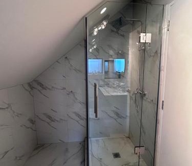 Auckland Bed & Breakfast | Cozy Top-Floor Stay with Private Bathrooms & Free Parking