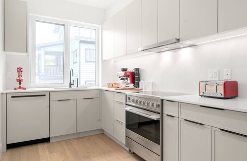 Lower Lonsdale House | Cozy Townhouse Steps to Seabus