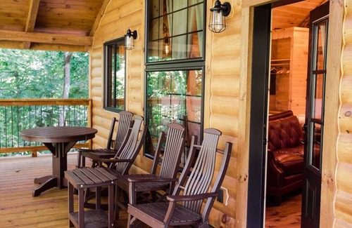 Millersburg Cabin | Cozy Treetop Getaway with Hot Tub
