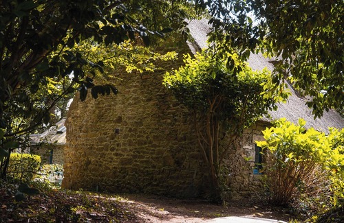 Moelan-sur-Mer House | Cozy typical Breton chaumiere with thatched roof