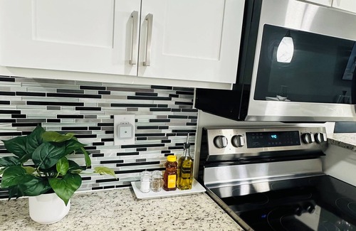 Bayshore Gardens House | Cozy Unit Near IMG & Beaches