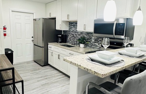 Bayshore Gardens House | Cozy Unit Near IMG & Beaches