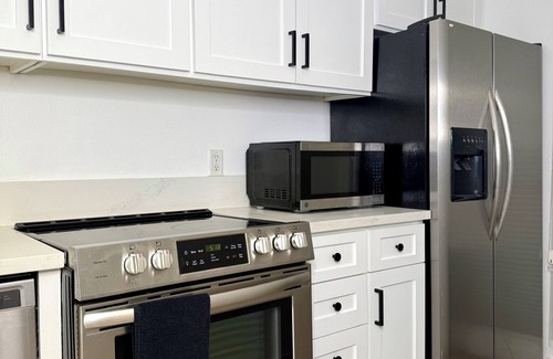 Harbor Condo | Cozy Updated Luxury 1-bedroom Condo on the Marina in Long Beach