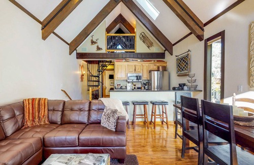 Incline Village Cottage | Cozy Vacation Condo with Deck & Pool, Close to Lake, Casinos & Skiing