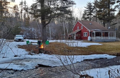 Bennington House | Cozy Vermont Lodge |Hot Tub|Stream | Private | Wifi | SatTV, Beautiful Waterfront Vermont Retreat