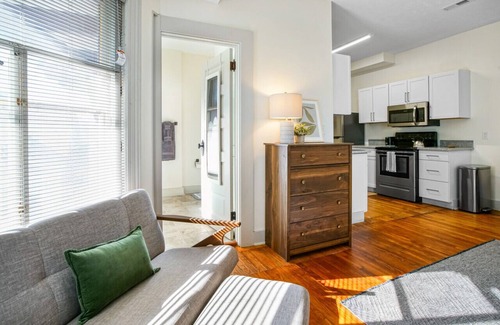 Hough Apartment | Cozy Victorian Studio Steps from Cleveland Clinic