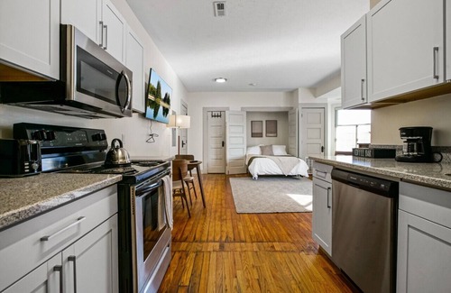 Hough Apartment | Cozy Victorian Studio Steps from Cleveland Clinic