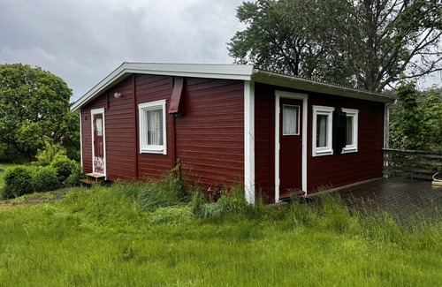 Hallevadsholm Ski Chalet | Cozy wilderness cabin at Kynnefjäll – close to lake, nature and hiking trails |SE09081