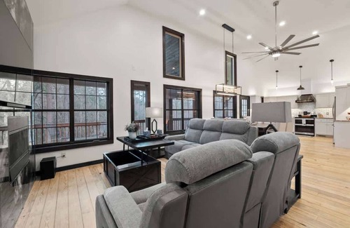 Flowery Branch House | Cozy Wood Cabin Retreat w/Dock, Deck & Views