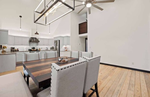 Flowery Branch House | Cozy Wood Cabin Retreat w/Dock, Deck & Views