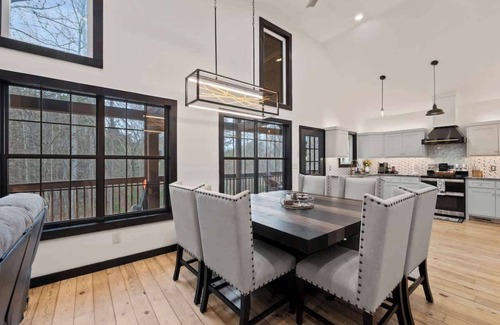 Flowery Branch House | Cozy Wood Cabin Retreat w/Dock, Deck & Views