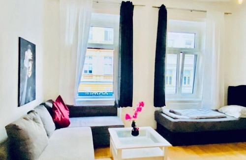 Ottakring Apartment | Cozy2BR Apt for 6P, 10-Min Transport to Stadthalle