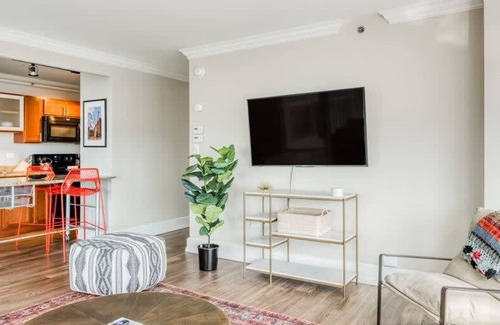 Old Louisville Apartment | Cozysuites 800 Tower 1BR w sky Pool gym 11
