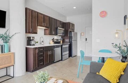 Downtown Pittsburgh Apartment | Cozysuites Gorgeous SDO Downtown Pittsburgh