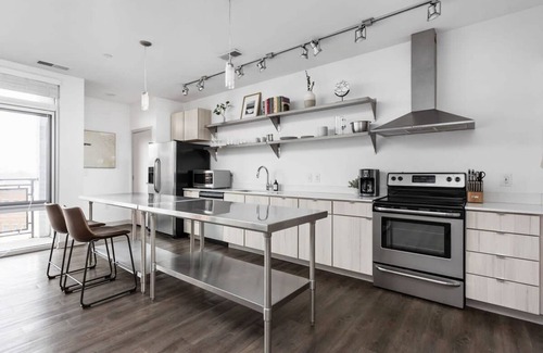 Downtown Indianapolis Apartment | Cozysuites l Lavish 1BR Bottleworks Indy 4