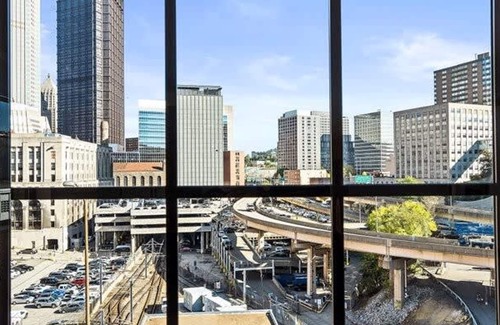 Downtown Pittsburgh Apartment | Cozysuites Modern 1BR Downtown Pittsburgh