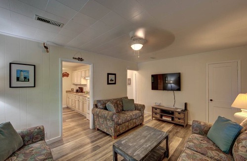 Ocracoke House | Crab Shack: Ocracoke Cottage within walking distance of shops and restaurants.