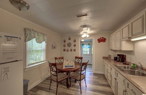 Ocracoke House | Crab Shack: Ocracoke Cottage within walking distance of shops and restaurants.