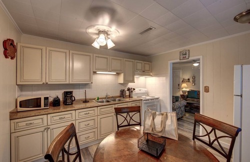 Ocracoke House | Crab Shack: Ocracoke Cottage within walking distance of shops and restaurants.