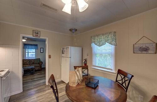 Ocracoke House | Crab Shack: Ocracoke Cottage within walking distance of shops and restaurants.