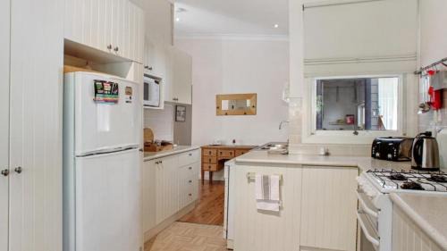 Wentworth Falls House | Crabapple Southside Mountain Cottage Pet Friendly