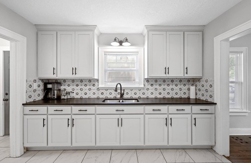 Joplin House | Craftsman Bungalow W/King Beds & Stocked Kitchen.