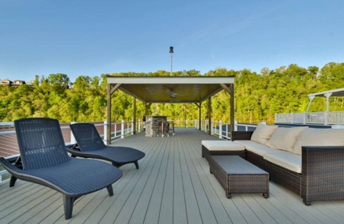 Nancy Boat Rental | Cream Houseboat 4 Bedroom