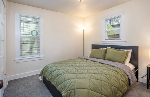 Amazon House | Creative Haven Next to U of O w/ Parking! Monthly Stays Welcome!