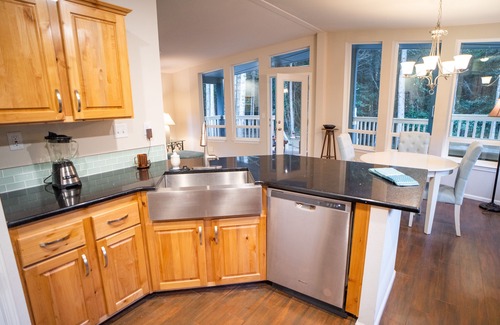 Gasquet House | Creek is running, hot tub ready on private porch, prices down!