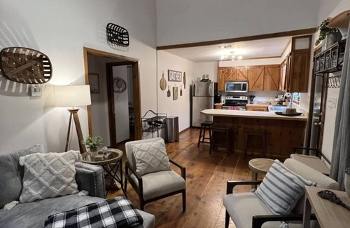 Hattiesburg House | Creek-side getaway, big deck, easy access to the city while being off the grid!