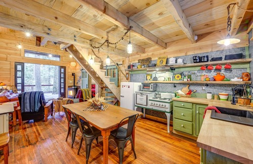 Hartland Cabin | Creekside Cabin ~ 20 Mi to Kings Canyon Park!