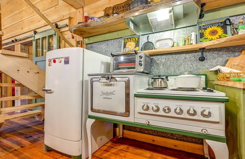 Hartland Cabin | Creekside Cabin ~ 20 Mi to Kings Canyon Park!