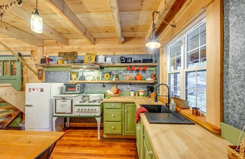 Hartland House | Creekside Cabin about 20 Mi to Kings Canyon Park!