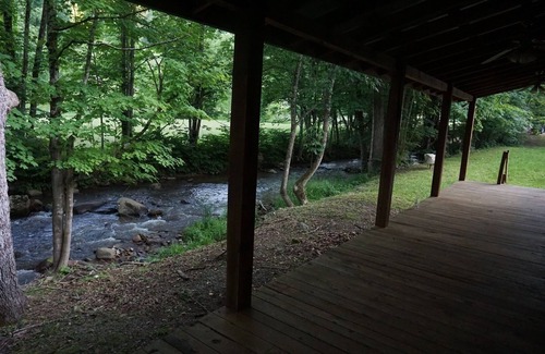 Hampton Cabin | Creekside Cabin, T Mobile hotspot, T Mobile and Verizon only phones work.n