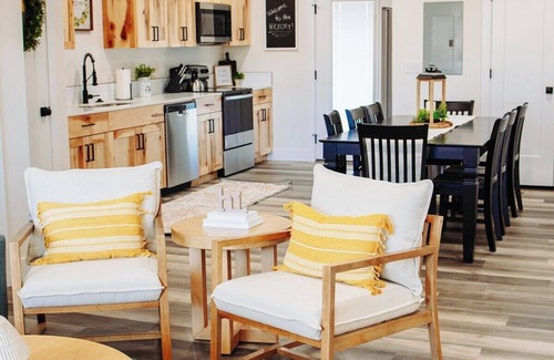 McCammon House | Creekside Cabins Hickory, Stay w views, near Lava