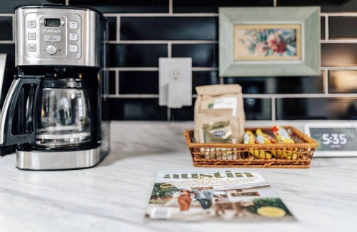 Austin Cottage | Creekside Comfort🪴 Fenced Yard❤️ Near Moody & DKR