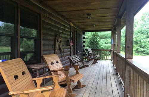 Robbinsville Cabin | Creekside Log Cabin, Ideal Family Vacation! Hot tub, Fire Pit, Tubing, Fishing