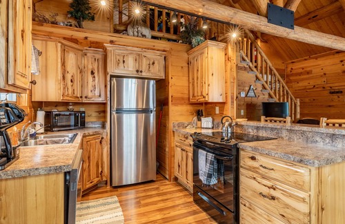 Hill City Cabin | Creekside Log Cabin on Mickelson Trail