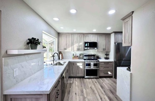 Peacock House | Crestview Oceanside Retreat with Yard & Pets