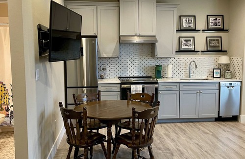 Crestview Apartment | Crestview Walkup - North Central Austin, Crestview