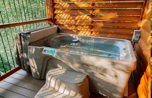 Millersburg House | Cricket Hill Treehouse C by Amish Country Lodging