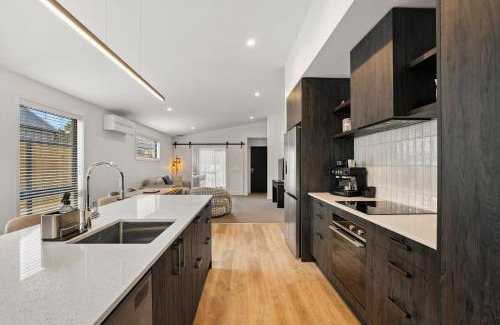 Lowburn House | Cromwell Haven - Cromwell Holiday Home