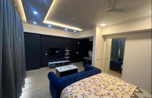Gomti Nagar Hotel | Crossandra
