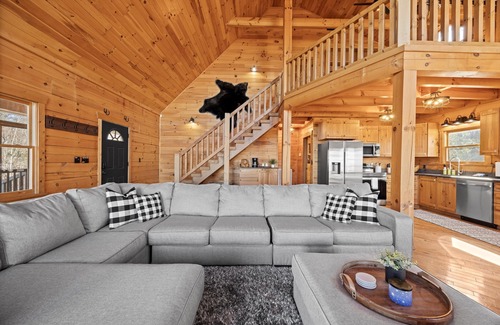 Trenton Cabin | Crossbow Cabin | Rustic Log Cabin | Hot Tub | Sleeps 10