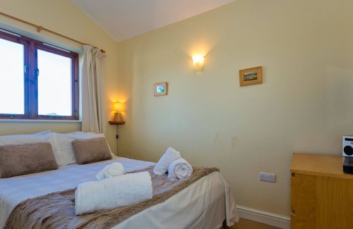 Croyde Ski Chalet | CROYDE DUNE LODGE | 3 Bedrooms | Located on beach path | Ramped Access